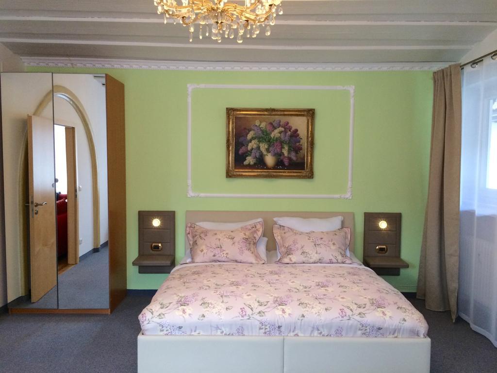 Golden Gapa Central Family Apartment 8 การ์มิช-พาร์เทนเคียร์เชน ห้อง รูปภาพ